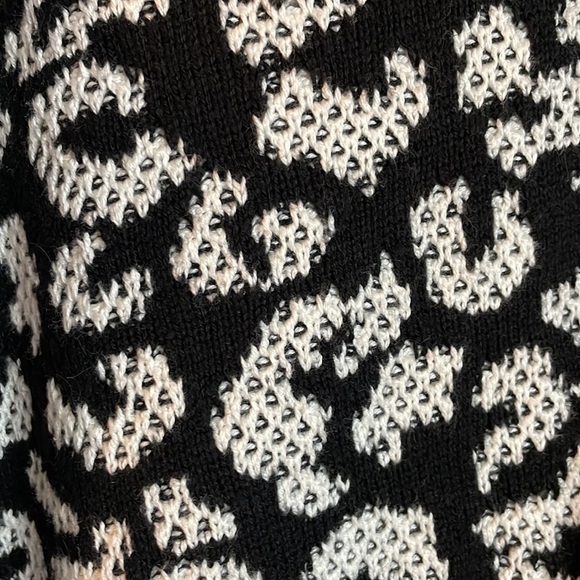 🤩🤩 Beautiful Black and White Sweater/Coat 😍😍 - Picture 6 of 9